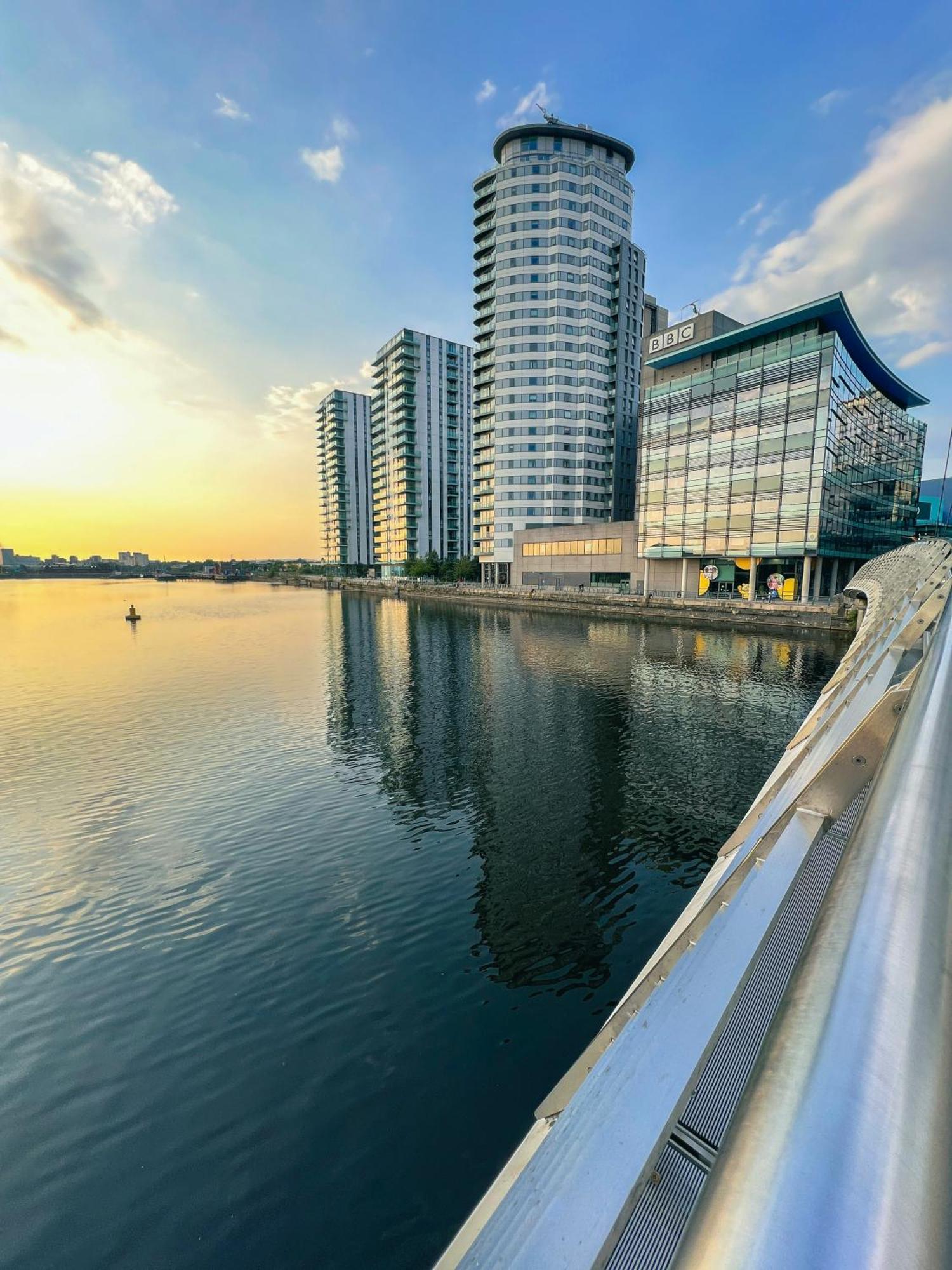 Relaxing 1-Bed Flat In Salford With Street Parking Apartman Manchester Kültér fotó