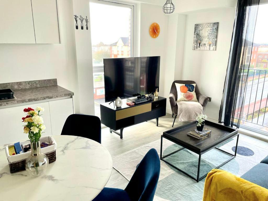 Relaxing 1-Bed Flat In Salford With Street Parking Apartman Manchester Kültér fotó
