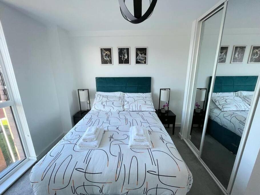 Relaxing 1-Bed Flat In Salford With Street Parking Apartman Manchester Kültér fotó