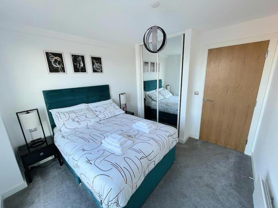 Relaxing 1-Bed Flat In Salford With Street Parking Apartman Manchester Kültér fotó